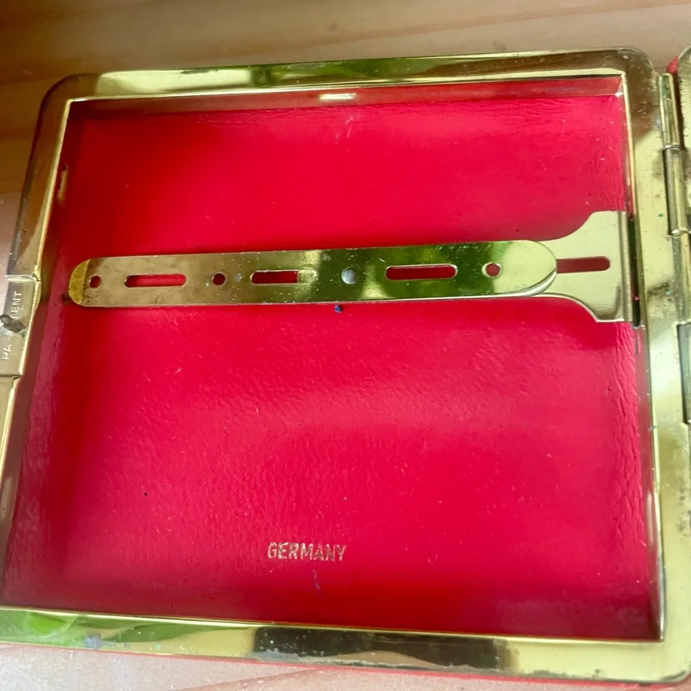 Dunhill cigarette red